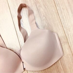 Spanx new without tags bra nude padded 
36B padded Everyday Smooth t shirt style